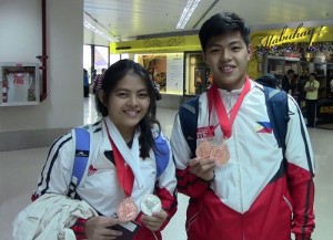 Siblings Marimar Fontillas (left) and Bryan Fontillas hoist the bronze medals they’ve won in the ISKF national championships and International Goodwill Tournament in San Francisco, California. Contributed photo