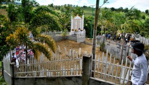 Common Grave  A man looks on as the site where victims of the Maguindanao massacre were buried is spruced up. Families of the victims and members of the media will mark the sixth anniversary of the massacre today with plaintive calls for the speedy resolution of the case.  Contributed photo