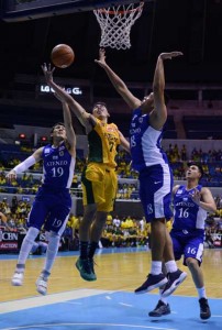 Ron Dennison (No.7) of FEU Scores against Von Pessumal (No.19) and Gideon Babilonia (No.18) of ADMU during the semifinals of the University Athletic Association of the Philippines Season 78 men’s basketball tournament at the Araneta Coliseum on Saturday. PHOTO BY RUSSELL PALMA