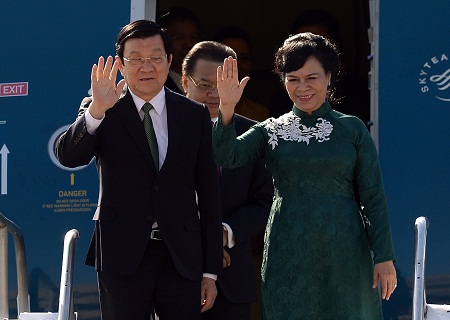 Vietnam's President Truong Tran Sang (L) and his wife Mai Thi Hanh wave as they arrive at the international airport terminal ahead of the Asia-Pacific Economic Cooperation (APEC) Summit in Manila on Tuesday.   AFP PHOTO 