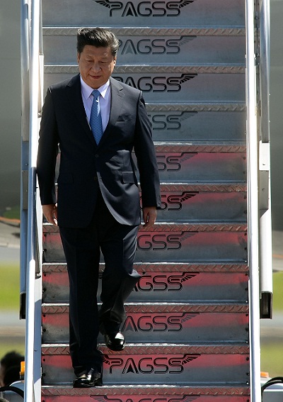 China's President Xi Jinping waves upon his arrival at the international airport ahead of the Asia-Pacific Economic Cooperation (APEC) summit in Manila on Tuesday. AFP PHOTO