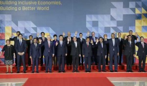 CLASS OF 2015  President Benigno Aquino 3rd (front center) with the leaders of the Asia Pacific Economic Cooperation member-countries pose for the official ‘family photo’ at the end of the annual summit in Manila on Wednesday. PHOTO BY RENE H. DILAN