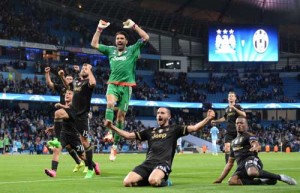 Juventus’ goalkeeper from Italy Gianluigi Buffon (center) celebrates with teammates after wining a UEFA Champions League group stage football match between Manchester City and Juventus at the Etihad stadium in Manchester, England on Wednesday. AFP FILE PHOTO.