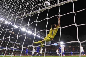 Dynamo Kiev’s Ukrainian goalkeeper Oleksandr Shovkovskiy (center) fails to sop a free kick by Chelsea’s Brazilian midfielder Willian to make it 2-1 during a UEFA Champions league group stage football match between Chelsea and Dynamo Kiev at Stamford Bridge stadium in west London on Thursday. AFP PHOTO