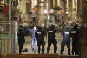 INTENSIFIED SEARCH Police conduct an operation in Saint-Denis, near Paris on Wednesday, five days after the Paris terror attacks. AFP PHOTO