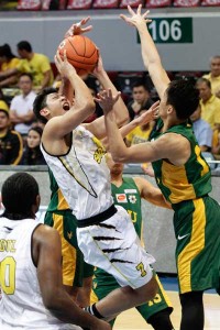 UAAP GAME 1 ACTION  University of Santo Tomas’ Kevin Ferrer tries to blast through Far Eastern University (FEU) defenders during Game 1 of the University Athletic Association of the Philippines Season 78 men’s basketball finals on Wednesday at the Mall of Asia Arena in Pasay City. FEU won 64-75. PHOTO BY CZEASAR DANCEL