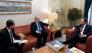 Ambassador Philippe Lhuillier (center) discusses with Mayor Fernando Medina (right) of Lisbon, projects that would enhance Philippine-Portuguese bilateral relations while Consul General Gines Gallaga looks on