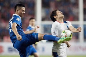 HARD KICK  Thailand’s Narubadin Weerawatnodom (left) vies for the ball with Philippines Misagh Medina Bahadoran during their semifinals second leg football match, for the Suzuki cup 2014 at the Rajamangala stadium in Bangkok. AFP PHOTO