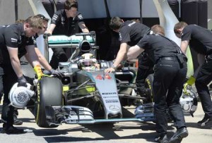 Lewis Hamilton of Great Britain, from the Mercedes AMG Petronas F1 Team, is pushed back into the garage during qualifying for the 2015 Formula 1 Grand Prix of Canada in Montreal. AFP PHOTO