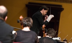  Despite suffering from the pain of post-surgery for a fractured fifth metacarpal on his right hand, Maestro Ochanine skillfully conducts two pieces at the grand finals 