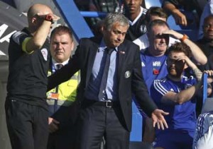 Chelsea’s Portuguese manager Jose Mourinho (center) AFP PHOTO