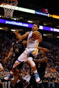 Stephen Curry No.30 of the Golden State Warriors drives to the basket past Ronnie Price No.14 of the Phoenix Suns during the first half of the NBA game at Talking Stick Resort Arena on Tuesday in Phoenix, Arizona. AFP PHOTO