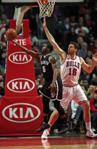 Donald Sloan No.15 of the Brooklyn Nets puts against Pau Gasol No.16 of the Chicago Bulls at the United Center on Tuesday in Chicago, Illinois. AFP PHOTO