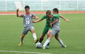 Saint Benilde booter Carmelo Genco powers his way through the tough defense of Lyceum in their last game in the elimination round of the Nationa lCollegiate Athletic Association (NCAA) football tournament at the Rizal Memorial Football Stadium on Friday.  PHOTO BY JAELLE NEVIN REYES