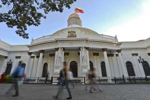 THE DAY AFTER  People walk past the National Assembly building in Caracas, on December 7. Venezuela’s jubilant opposition vowed Monday to drag the oil-rich country out of its economic crisis and free political prisoners after winning control of congress from socialist President Nicolas Maduro. AFP PHOTO