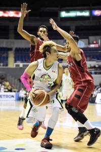 Terrence Romeo of Globalport Batang pier drives against the defense of Mahindra players during a PBA Philippine Cup game at the Smart Araneta Coliseum in Quezon City on Saturday. PHOTO BY CZEASAR DANCEL