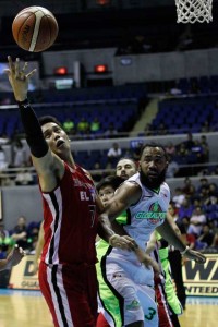 JP Erram (No.7) of Blackwater Elite battles for the ball against Stanly Pringle (No.3) of Globalport Batang Pier during a PBA Philippine Cup game at Smart Araneta Coliseum in Quezon City. PHOTO BY CESAR DANCEL