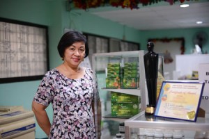  Atienza Naturale Inc. President Ma. Evelina Beng Ilagan-Atienza, shows off the company’s products together with the Superbrand trophy and certification PHoto By RusseL Palma 