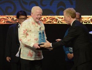 richard Mills presents the lifetime contributor of the year award (Public category) to Jose cuisa, Philippine ambassador to the united States