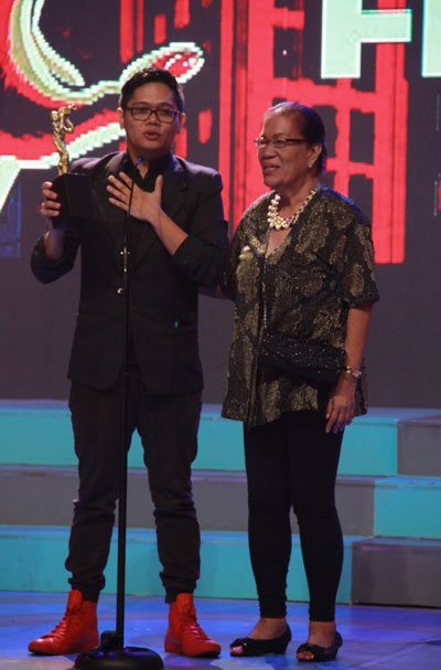  Director Carl Joseph Papa accepts the best film award for Manang Biring together with Erlinda Villalobos who plays the titular role