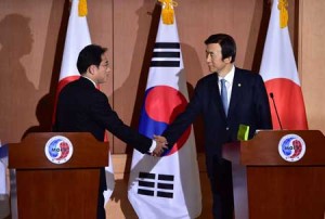 SURPRISE AGREEMENT  Japan’s Foreign Minister Fumio Kishida (L) shakes hands with his South Korean counterpart Yun Byung-Se (R) after a joint press briefing at the Foreign Ministry in Seoul on December 28. South Korea and Japan reached a landmark agreement on the thorny issue of wartime sex slaves that has long strained relations, Seoul’s foreign minister said. AFP PHOTO