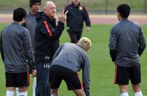 Guangzhou Evergrande head coach Luiz Felipe Scolari (third left) speaks to captain and midfielder Zheng Zhi (right) during a team training session for the Club World Cup football tournament in Yokohama on Wednesday. AFP PHOTO