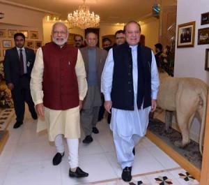 INDIA’S MASTER DIPLOMAT  In this photograph released by the Press Information Bureau (PIB) on December 25, Indian Prime Minister, Narendra Modi (L) and Pakistan Prime Minister, Nawaz Sharif walk on meeting in Lahore. Indian Prime Minister Narendra Modi made a surprise visit to Pakistan to meet his counterpart Nawaz Sharif, weeks after the nuclear-armed rivals decided to restart high-level peace talks. AFP PHOTO