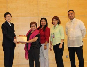 Singaporean Ambassador to the Philippines Kok Li Peng (left) hands over books from the ‘Singapore 50’ project to NLP Acting Director Yolanda Jacinto (second from left)