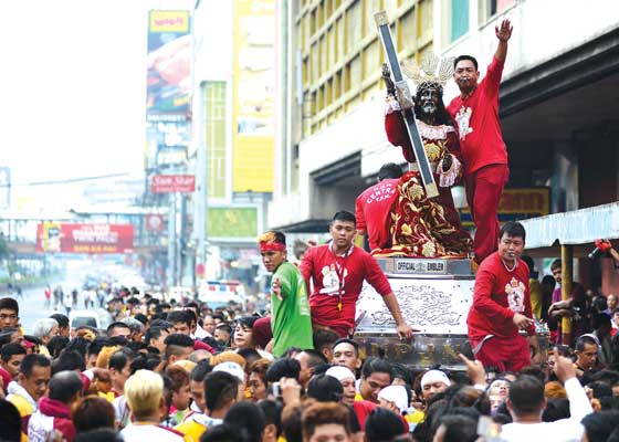 Devotees of the Black Nazarene of Quiapo, Manila join the 9-hour procession Thursday to usher in by one day the nine-day novena to the miraculous image. PHOTO BY RUSSELL PALMA