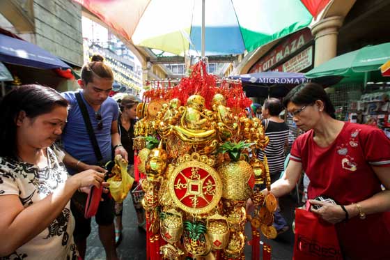 Shoppers buy lucky charms being sold in Quiapo, Manila two days before the changing of the year. Based on the Chinese zodiac, 2016 is the year of Fire Monkey. PHOTO BY DJ DIOSINA