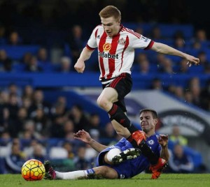 Sunderland’s English striker Duncan Watmore (left) is tackled by Chelsea’s Spanish defender Cesar Azpilicueta during the English Premier League football match between Chelsea and Sunderland at Stamford Bridge in London.  AFP PHOTO