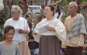 Fructuosa Hibaya (center) sings as Maria, alternated by Simi Guillen, with Nong Calixto as Jose in the revival of “Daygon sa Pagkatawo” at Rizal Park in Tagbilaran City.
