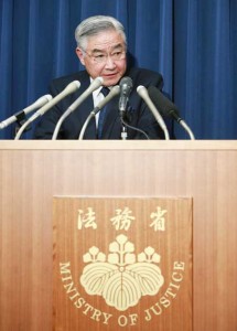 APAN HANGS2 CONVICTSJapanese Justice MinisterMitsuhide Iwaki announces thatJapan executed two death rowprisoners, including the nation’sfirst of a condemned inmatesentenced by jurors, at a pressconference at his ministry in Tokyoon December 18. The twoexecutions for multiple murdersbring to 14 the total number ofdeath sentences carried out sincePrime Minister Shinzo Abe tookpower in late 2012. AFP PHOTO