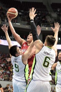 Jervy Cruz of Ginebra drives against Globalport’s Joseph Yeo and Anthony Semerad during the Philippine Basketball Association Philippine Cup playoffs at the Mall of Asia Arena in Pasay City. CZAR DANCEL