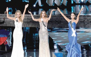  Wurtzbach (right) in the Final 3 with Miss USA Olivia Jordan (left) and Miss Colombia Ariadna Gutierrez (center). 