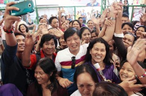 QUEZON CITY TOUR Senator Ferdinand Marcos Jr. is welcomed by supporters in Old Balara, Quezon City. PHOTO BY MIKE DE JUAN 