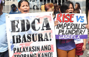 FUTILE EXERCISE Women shout slogans attacking the Enhanced Defense Cooperation Agreement outside the gate of the Supreme Court as justices voted on the agreement. The court later ruled the accord was legal. PHOTO BY RENE DILAN 