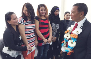 OFWs HERO Vice President Jejomar Binay chats with five Filipino workers who have been staying at the Philippine Overseas Labor Office in Dubai. Binay gave the women plane tickets so that they can finally fly home. Contributed Photo 