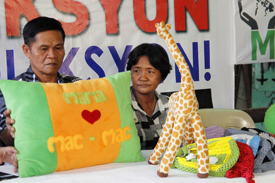 During a news conference at the Migrante office in Quezon City on Saturday, Cecilia and her husband Cesar show a pillow and  stuffed toys made by their daughter Mary Jane, whom they recently visited in Indonesia. Mary Jane, caught in Yogyakarta, is on death row for drug trafficking.  PHOTO BY MIKE DE JUAN 