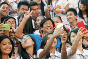 SELFIE TIME Senator Ferdinand Marcos Jr. takes a selfie with students of the University of Caloocan  City. PHOTO BY  MIKE DE JUAN 