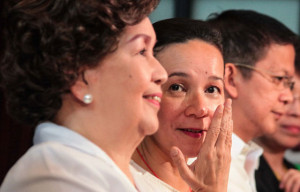 FIGHTING TOGETHER Senator Grace Poe chats with her mother, Susan Roces, before the start of the oral arguments on the disqualification cases filed against her. Also with poe is her running mate, Senator Francis Escudero. PHOTO BY DJ DIOSINA 