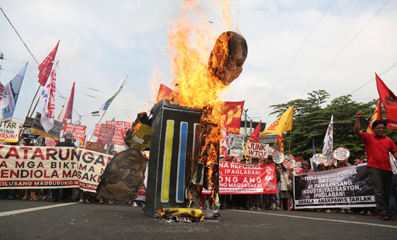  Farmers from various provinces burn an effigy of President Benigno Aquino during a rally at Mendiola to commemorate the 29th anniversary of the Mendiola massacre. The farmers called for genuine land reform. PHOTO BY RUSSEL PALMA 