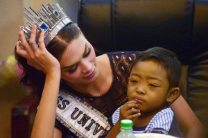 LUCKY KID Miss Universe Pia Wurtzbach consoles a child from Smile Train, an organization providing corrective surgery for children with cleft lips and palates. PHOTO BY MIKE DE JUA