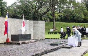 WAR AND REMEMBRANCE Emperor Akihito and Empress Michiko bow at the shrine built for fallen Japanese soldiers in Laguna. PHOTO BY DJ DIOSINA