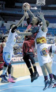 IMPENETRABLE  JR Quiñahan of Rain or Shine blocks the shot of Chris Ross of San Miguel Beer in Game 5 of the best-of-seven semifinals of the PBA Philippine Cup at Araneta Coliseum on Wednesday. PHOTO BY RUSSELL PALMA