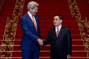 RARE US VISIT  US Secretary of State John Kerry (L) shakes hands with Lao Prime Minister Thongsing Thammavong after their meeting at the Prime Minister’s Office in Vientiane on January 25. US Secretary of State John Kerry arrived in communist-controlled Laos late on January 24 in a rare high-level visit by an American diplomat to Washington’s former wartime foe. AFP PHOTO