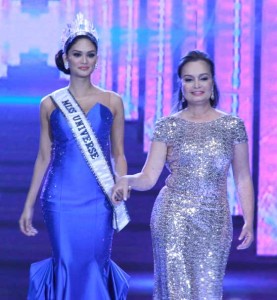 THEN AND NOW Miss Universe 2015 Pia Wurtzbach shares the stage with Miss Universe 1973 Margie Moran. PHOTO COURTESY OF ABS-CBN CORPORATE COMMUNICATIONS