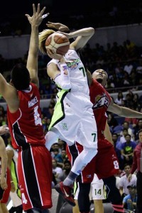 Terrence Romeo of GlobalPort challenges the defense of the Alaska’s Calvin Abueva and Vic Manuel during the Philippine Cup semifinals at the Araneta Coliseum on Sunday. CZAR DANCEL