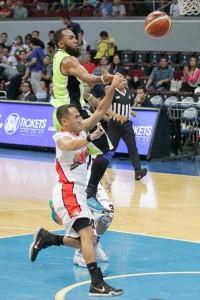 WILD BALL CHASE Stanley Pringle of Globalport (No.3) battles for the ball against Alaka’s Jvee Casio (No.42) during Game 1 of the PBA Philippine Cup best of seven semifinals at the Mall of Asia Arena in Pasay City on Monday. PHOTO BY CZEASAR DANCEL