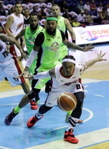 IN THE BLINK OF AN EYE Calvin Abueva of Alaska chases the ball against Jay Washington of Globalport during a Philippine Cup semifinals game at the Smart Araneta Coliseum in Quezon City on Tuesday. PHOTO BY CZEASAR DANCEL